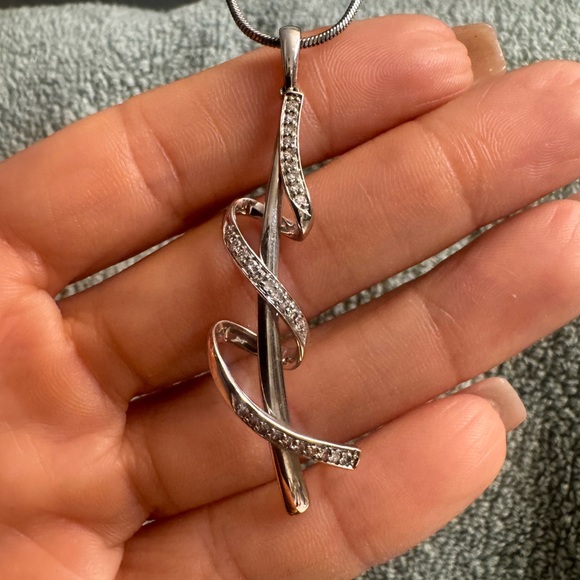 Jewelry - Elegant White Gold  Pendant Necklace with Diamonds